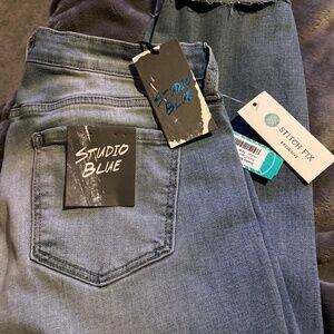 NWT Studio Blue distressed light washed capri jeans